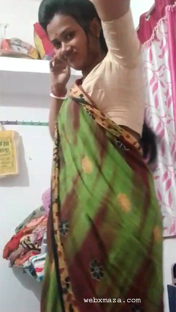 Sexy Bhabhi Striping Sari And Showing